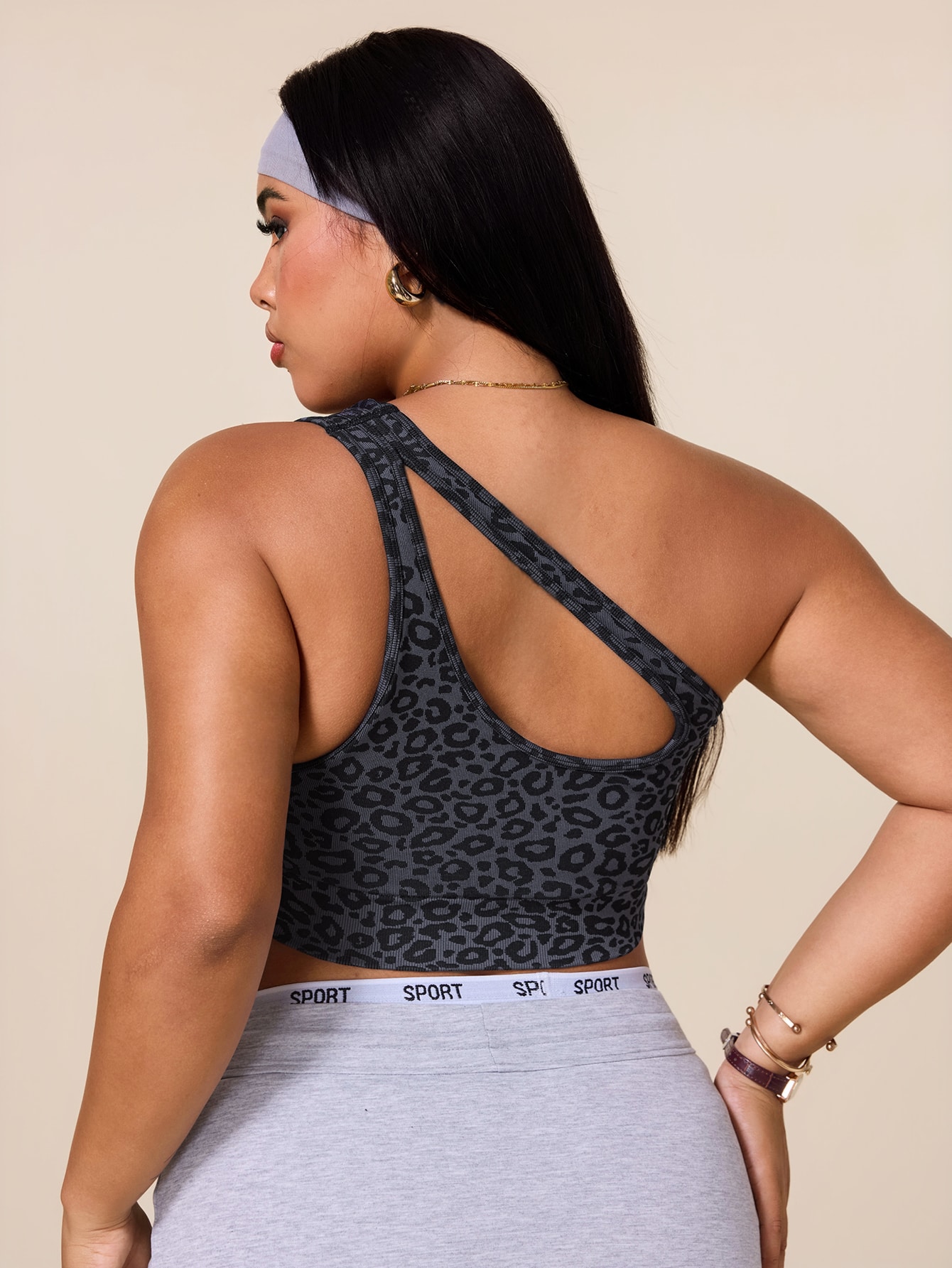 حمالة صدر رياضية غير متماثلة ل - مراجعة Asymmetric Top Women وسعره