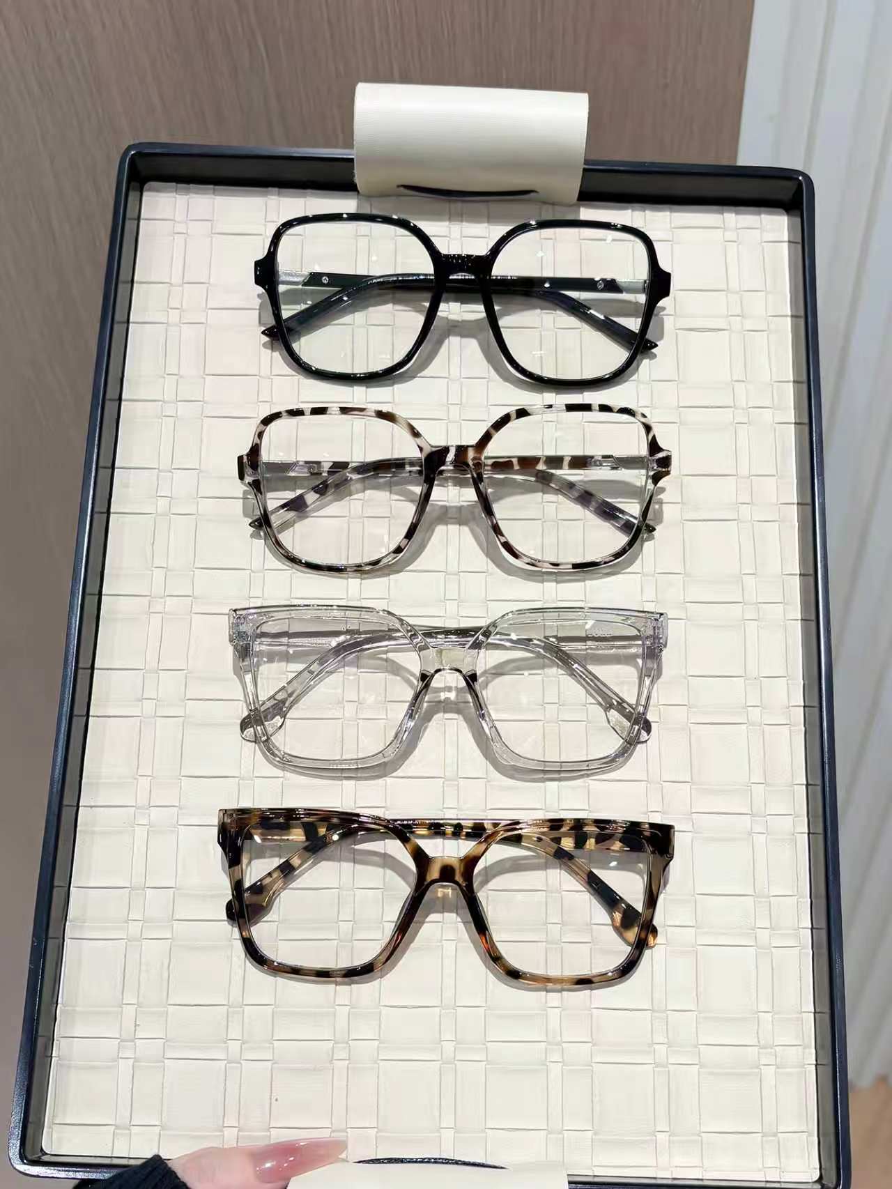 4 قطع نظارات شفافة سميكة بإطار - مراجعة Women'S Fashion Reading Glasses وسعره